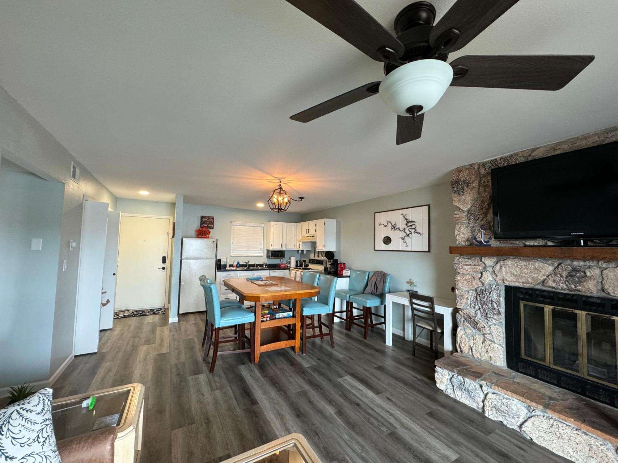 Lakefront Condo With A View 오사지비치 외부 사진